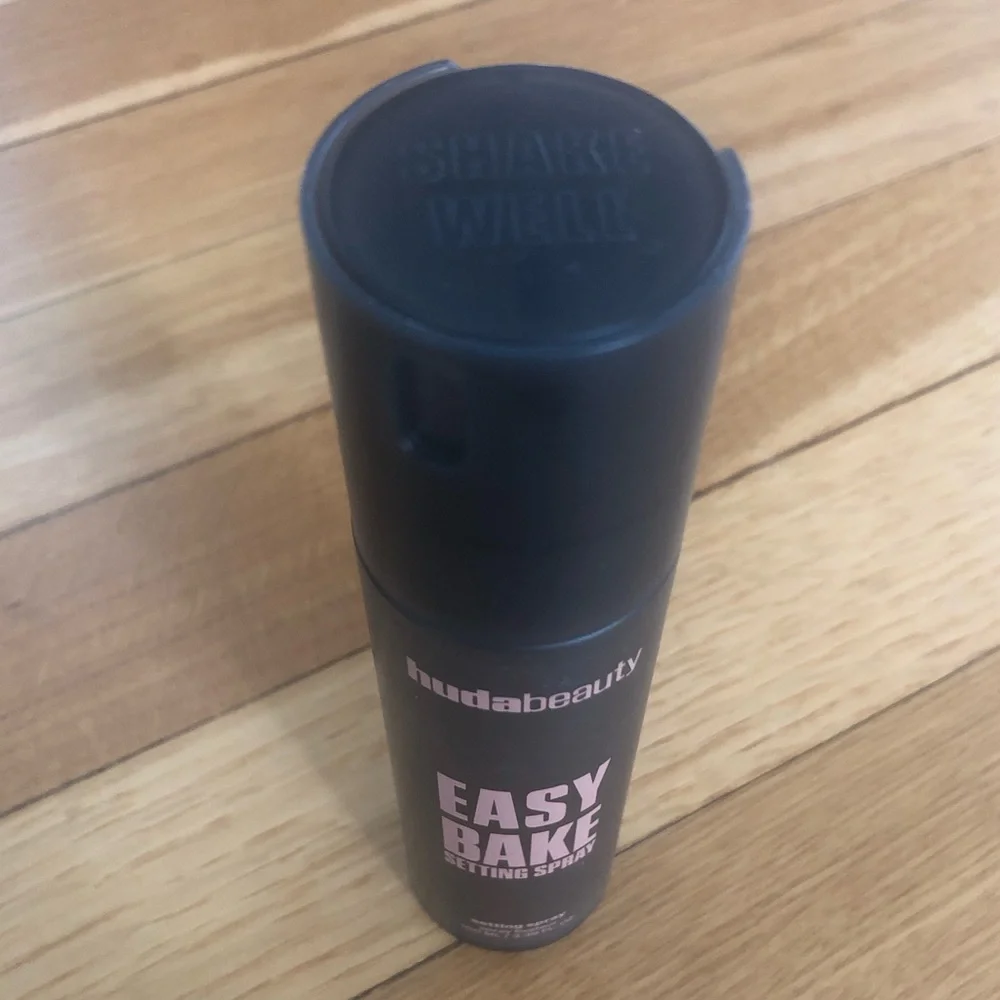 HUDA BEAUTY - Easy Bake Setting Spray
